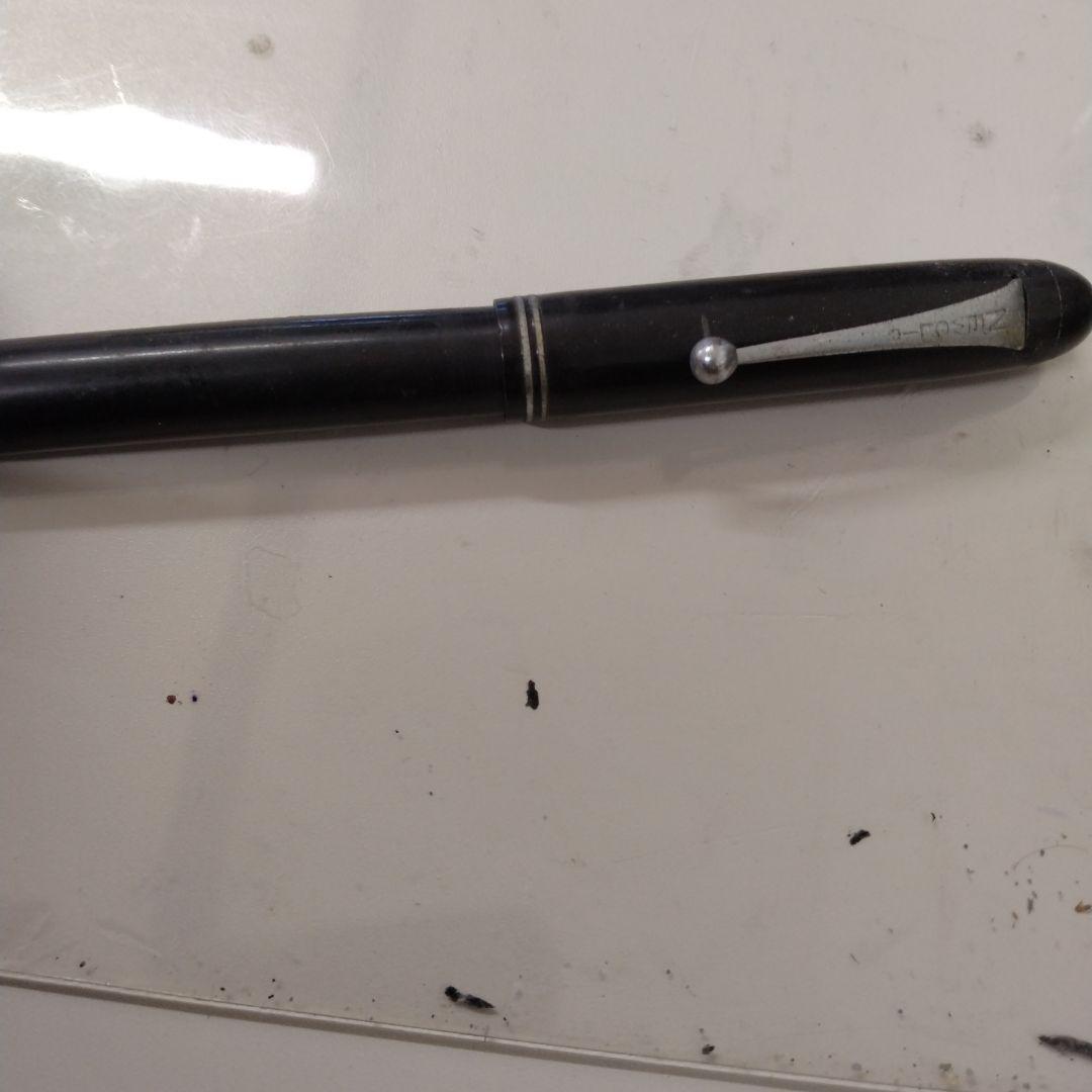 黒の金属製万年筆全体的に状態が悪い