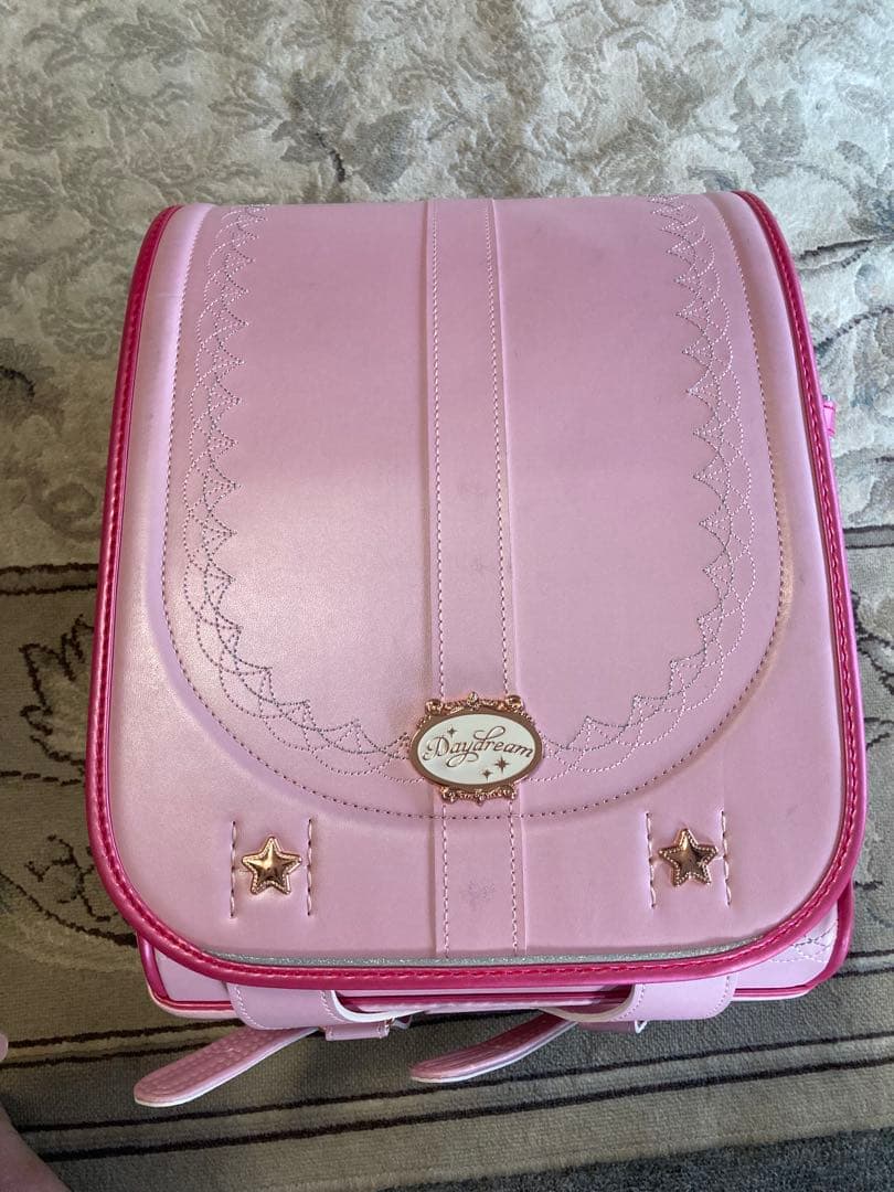 ピンクのランドセル 星の装飾付き　クローン