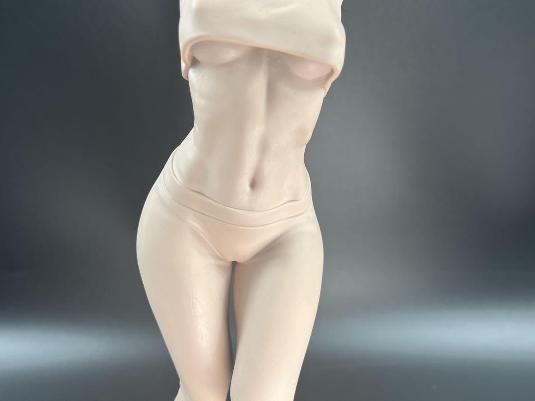樹脂製自社オリジナル置物女性人体模型 スポーツ少女ウェア風 高32.7c m