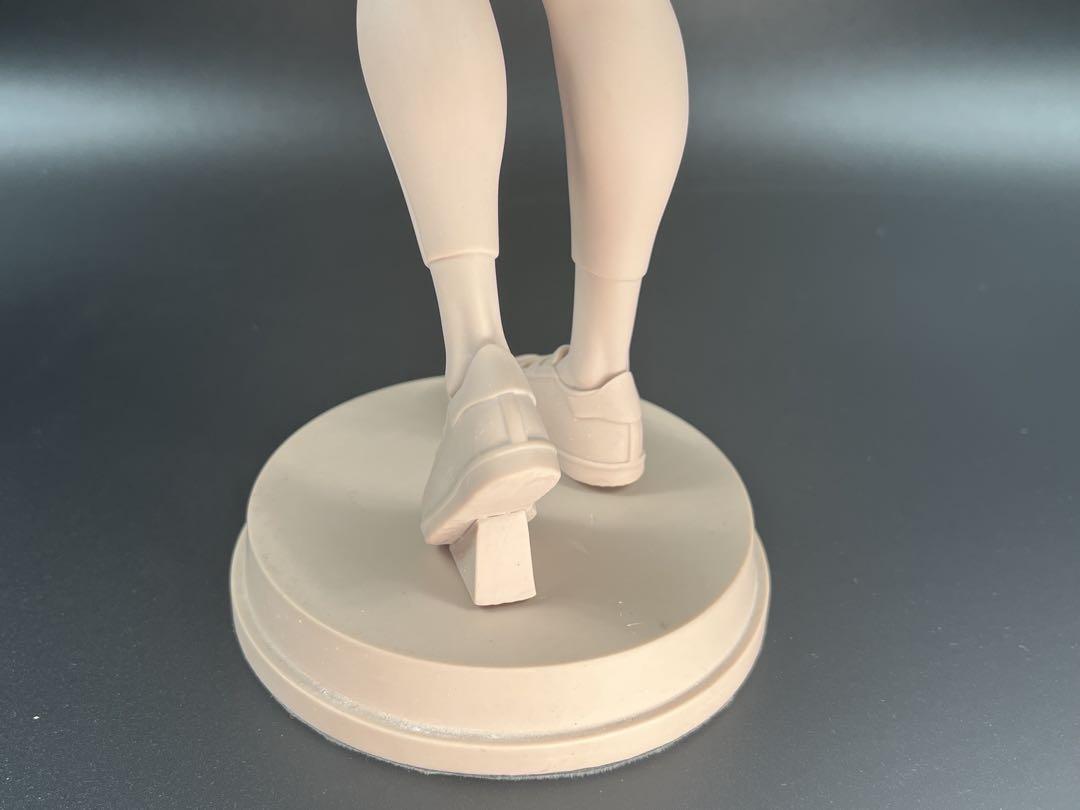 樹脂製自社オリジナル置物女性人体模型 スポーツ少女ウェア風 高32.7c m