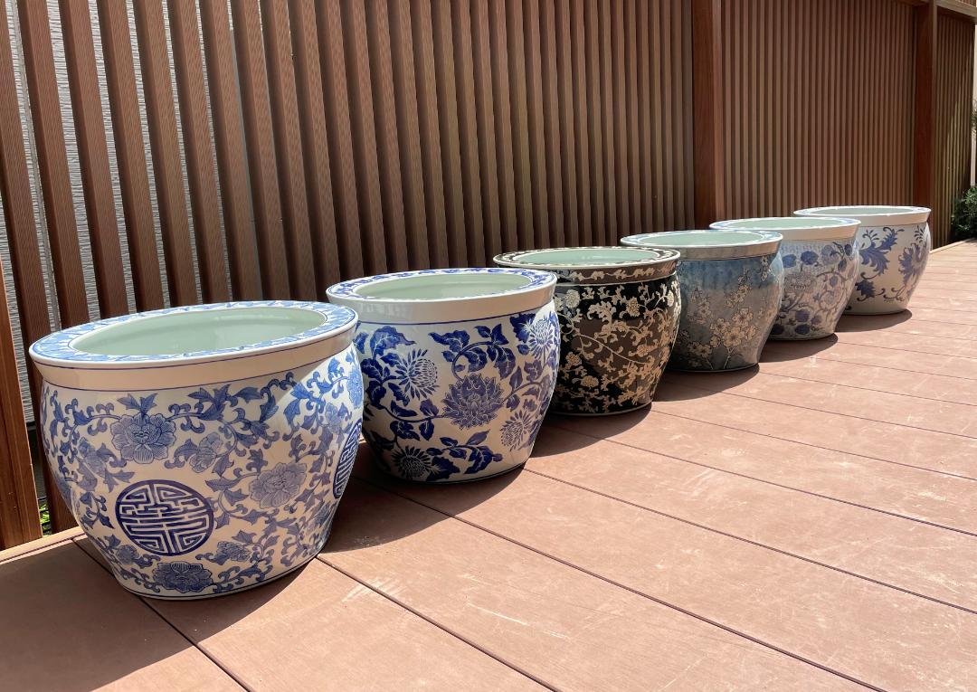 和＆アジアンテイスト　重厚感のある木の葉型の陶器の睡蓮鉢　陶器の魚の置物２体付き 和＆アジアンテイスト 重厚感のある木の葉型の陶器の睡蓮鉢 陶器