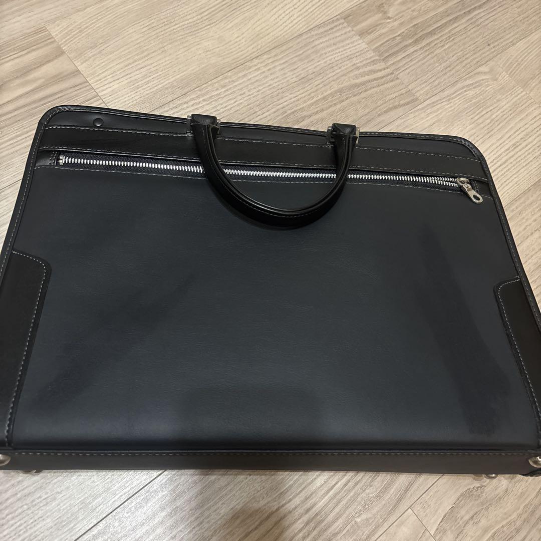 黒のビジネスバッグ