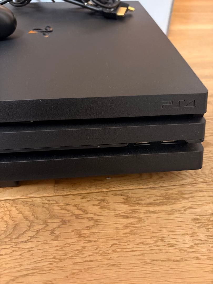 完動品 PS4 Pro 1TB 本体 4K対応HDMI、ソフト付 完動品 PS4 Pro 1TB 本体 4K対応HDMI、ソフト付