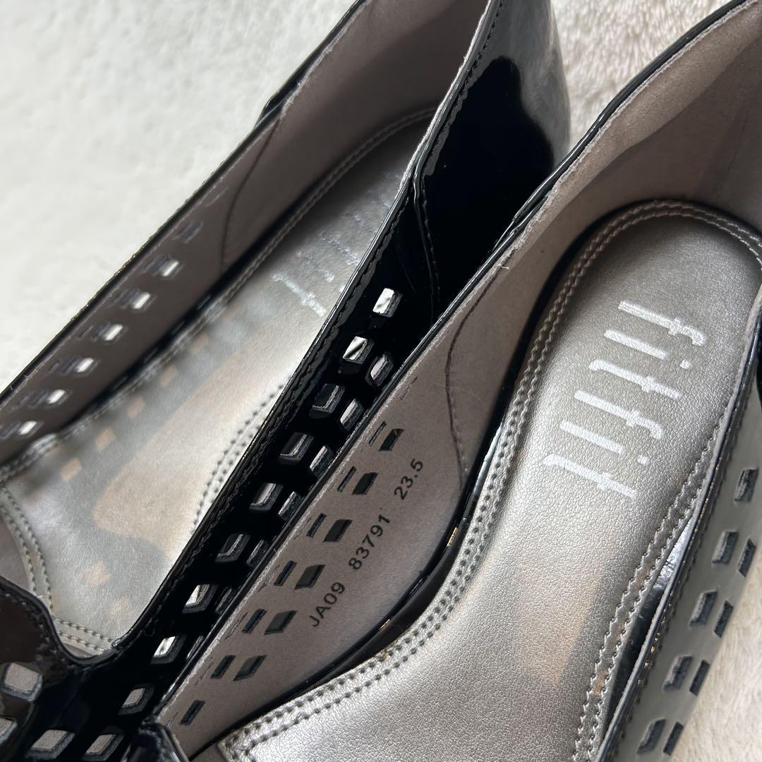 極美品】fitfit レザーカットワークパンプス（エナメルブラック