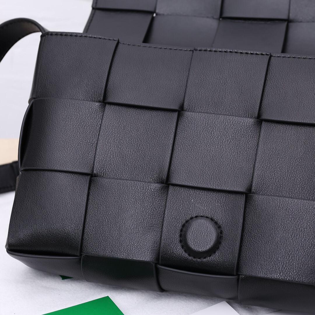 BOTTEGA VENETA ブラックショルダーバッグ BOTTEGA VENETA ブラックショルダーバッグ