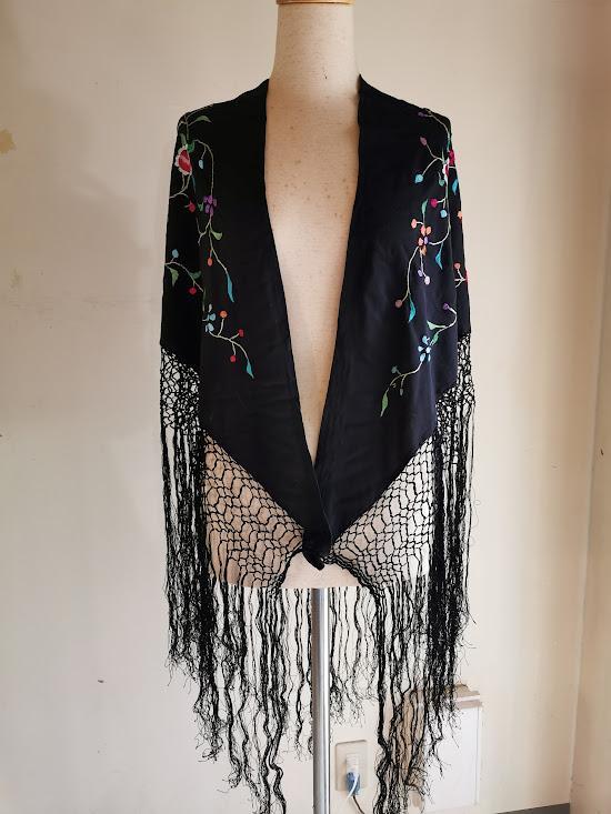 フラメンコ シージョ 黒地に花柄刺繍 - メルカリ