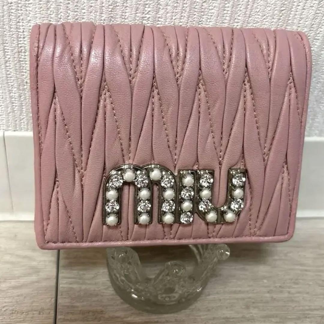 MIU MIU ミュウミュウ マテラッセ ビジュー シルバー 二つ折り財布 大人気】MIU MIU ミュウミュウ ピンク マトラッセ ピンク