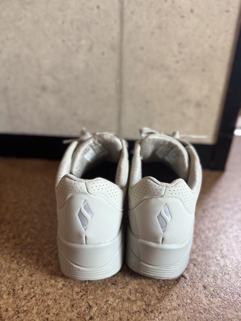 SKECHERS ホワイト スニーカー