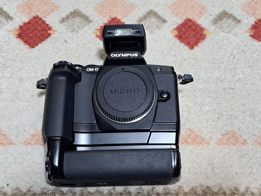 OM-D EM-5 パワーバッテリーホルダー　 予備純正バッテリー3個付