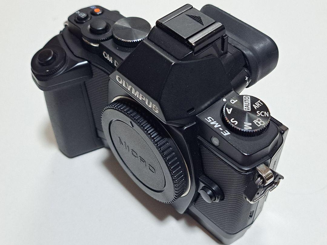 OM-D EM-5 パワーバッテリーホルダー　 予備純正バッテリー3個付