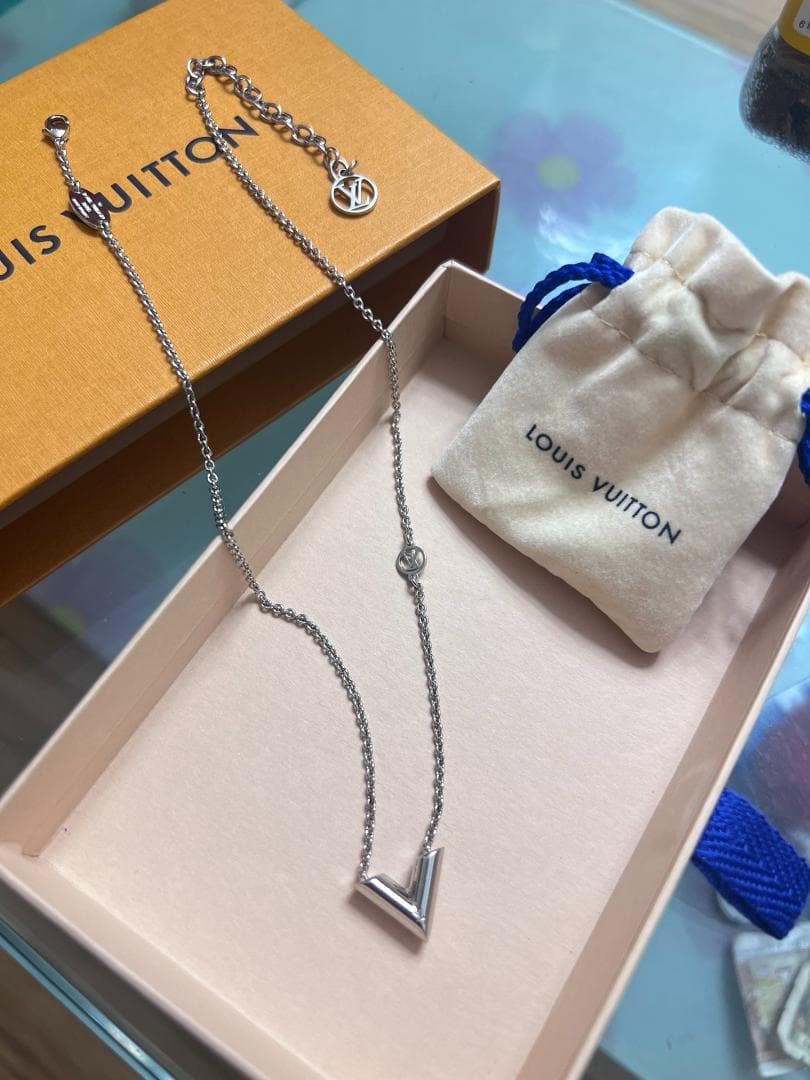 ✨【美品】Louis Vuitton シルバー V字型ネックレス