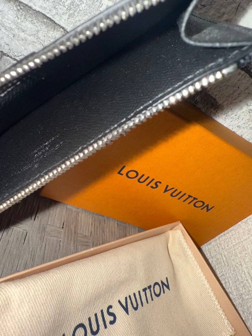 VUITTONダミエグラフィット 財布