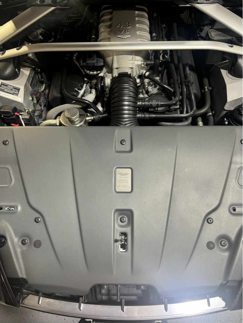 Aston Martin V8 Vantage ブラッククーペ