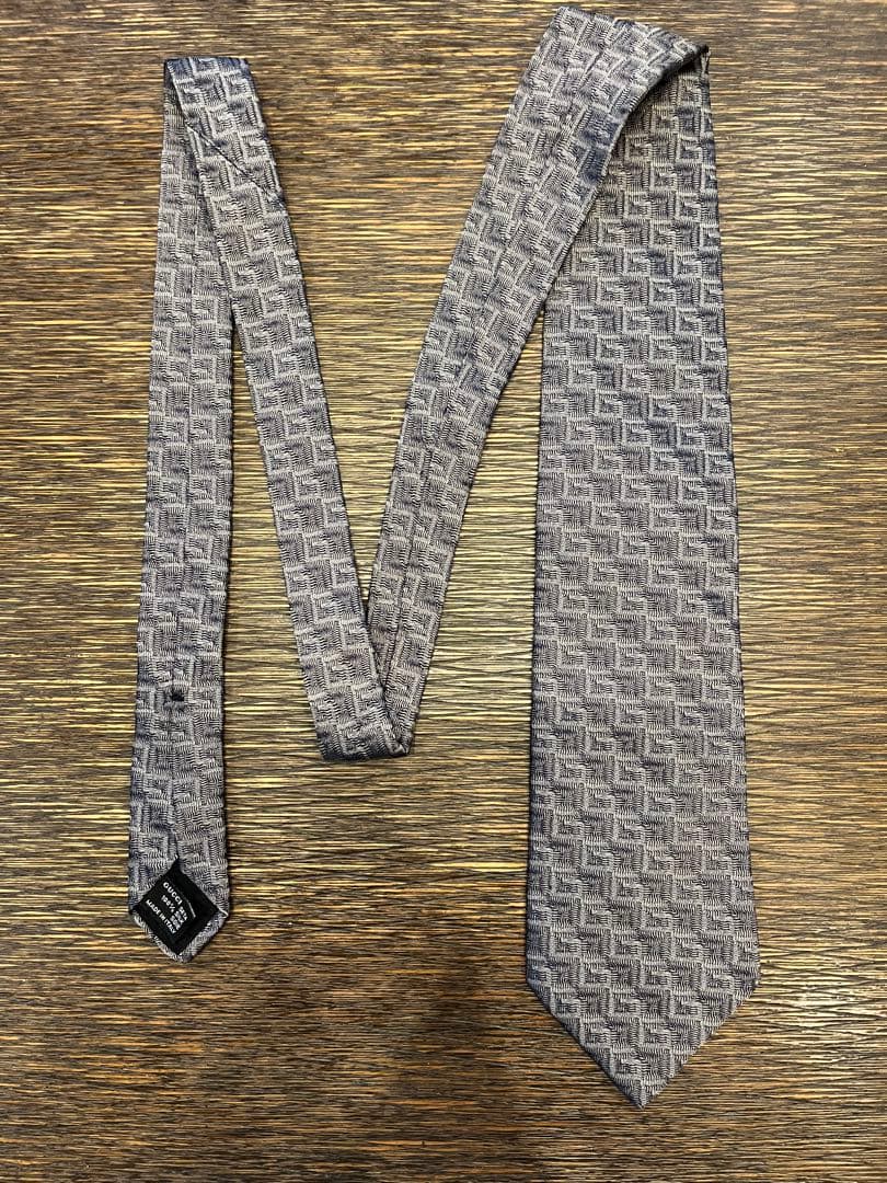GUCCI 幾何学模様 ネクタイ グレー系 100%シルク - メルカリ
