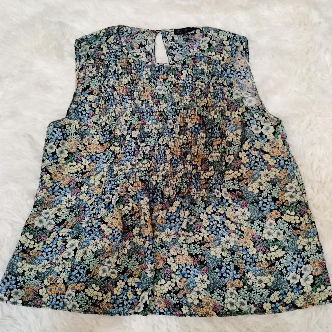 みんなが待ってた！＼再入荷待ち／人気ランキング 極美品】ザラベーシック 総花柄ゆるふわ胸元シャーリング トップス