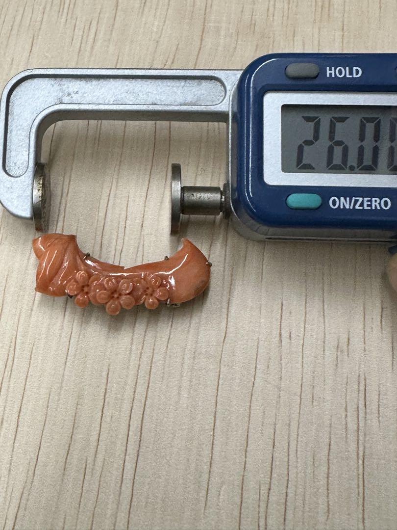 国産　本もも珊瑚　ブローチ