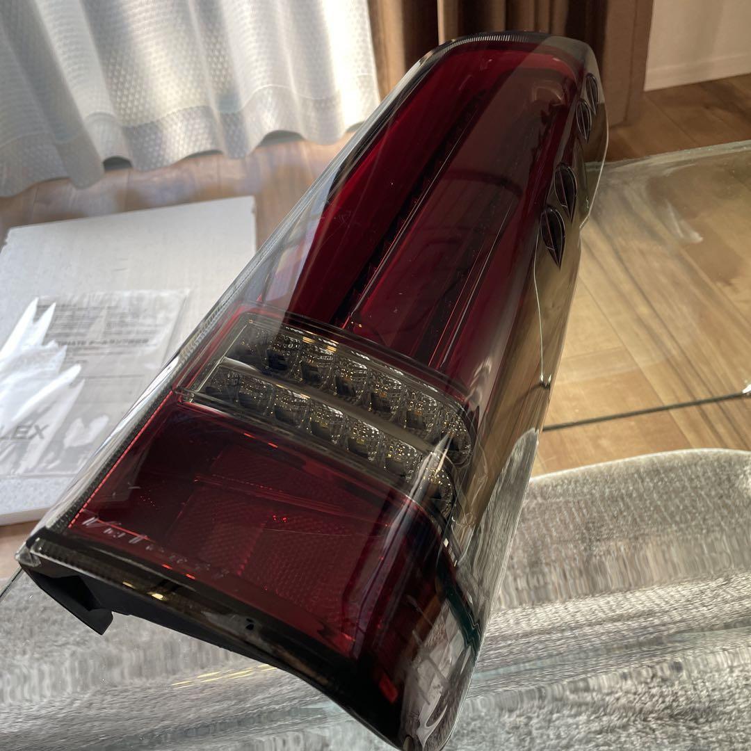 トヨタ ハイエース 200系FLEX ULTIMATE LED テールランプ　右