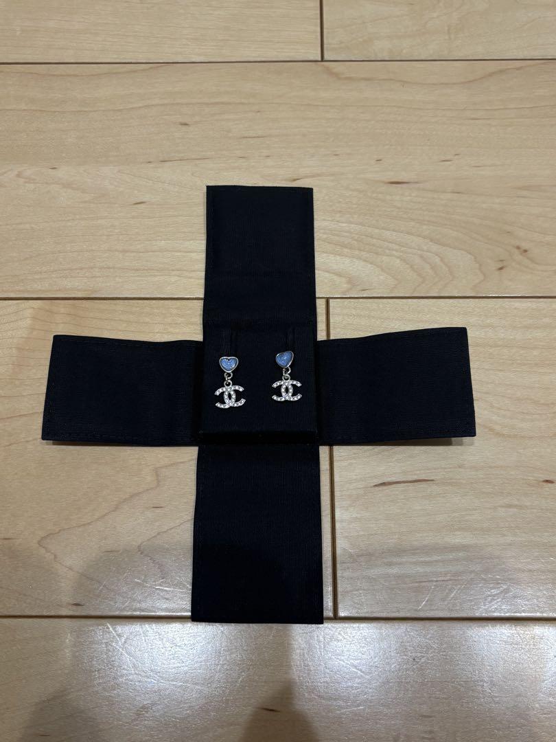 CHANEL ブルーハート CCロゴ ピアス - メルカリ