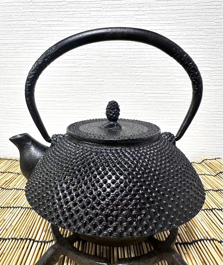 新品、未使用品、付属品付　南部文秀堂１３型アラレ 南部鉄瓶　南部鉄器　調理器具