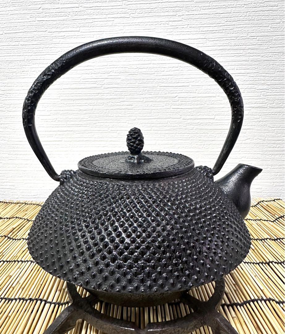 新品、未使用品、付属品付　南部文秀堂１３型アラレ 南部鉄瓶　南部鉄器　調理器具