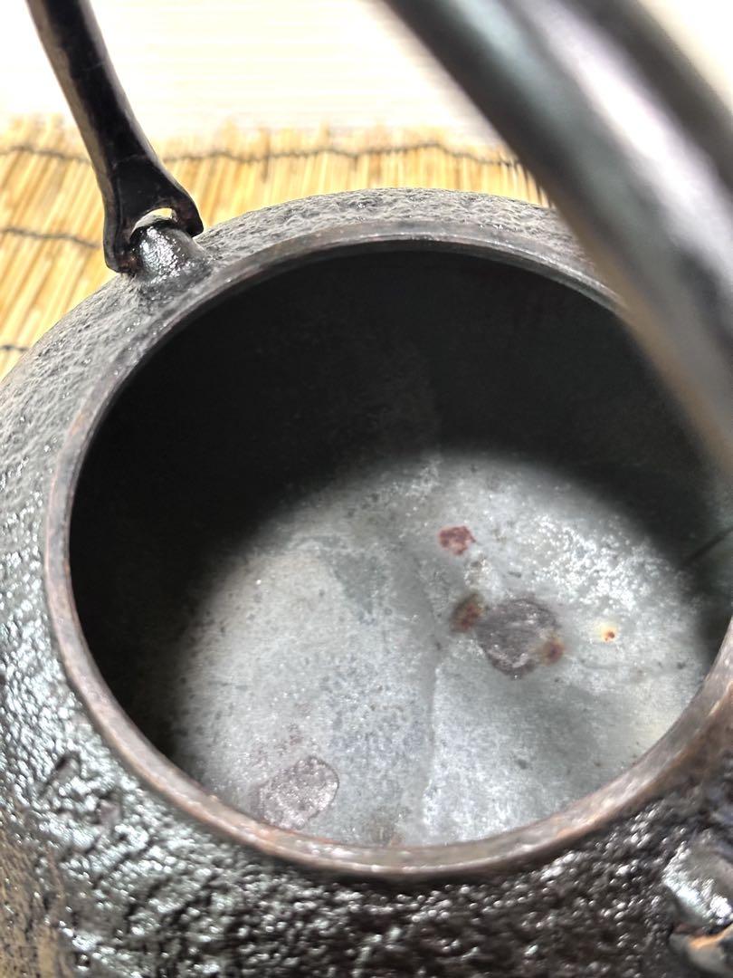ＵＳＥＤ、良品、供箱付　南部名工岩鋳造 １４型双馬肌　南部鉄瓶　南部鉄器