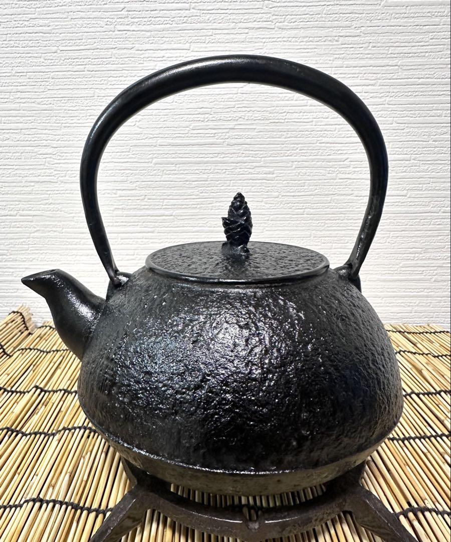 ＵＳＥＤ、良品、供箱付　南部名工岩鋳造 １４型双馬肌　南部鉄瓶　南部鉄器