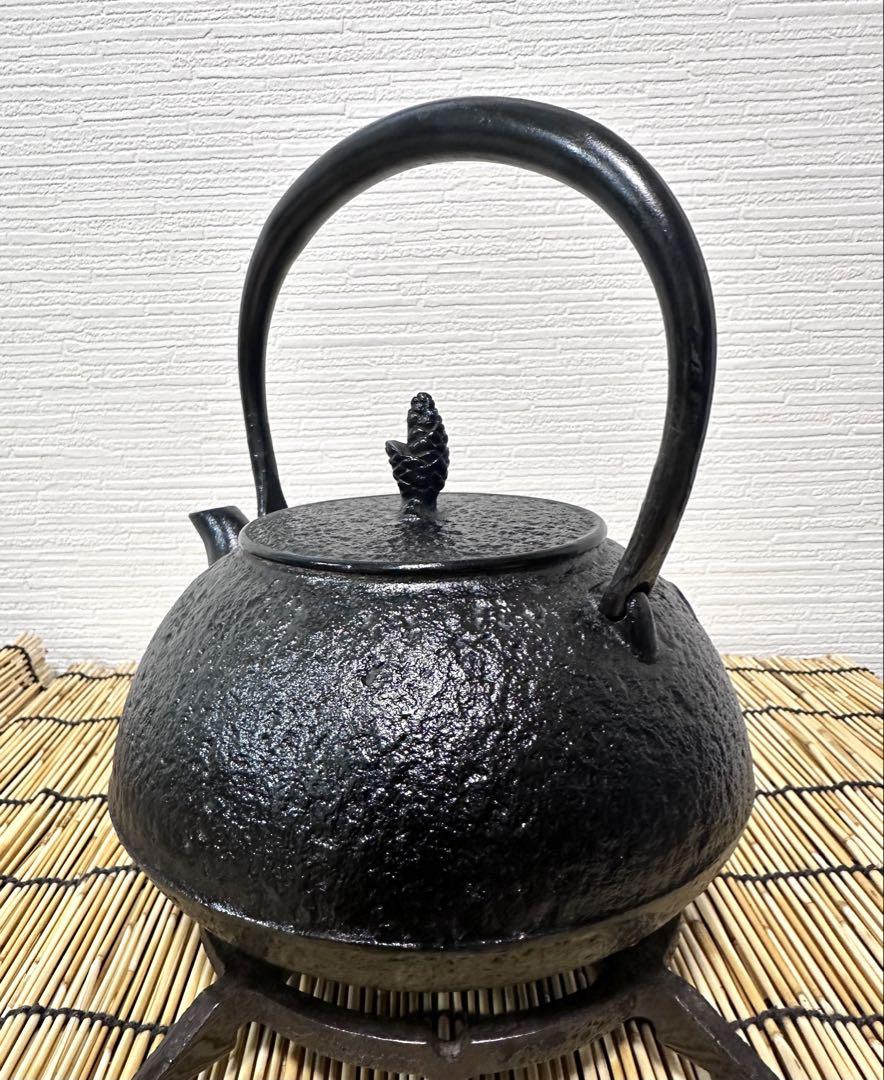 ＵＳＥＤ、良品、供箱付　南部名工岩鋳造 １４型双馬肌　南部鉄瓶　南部鉄器