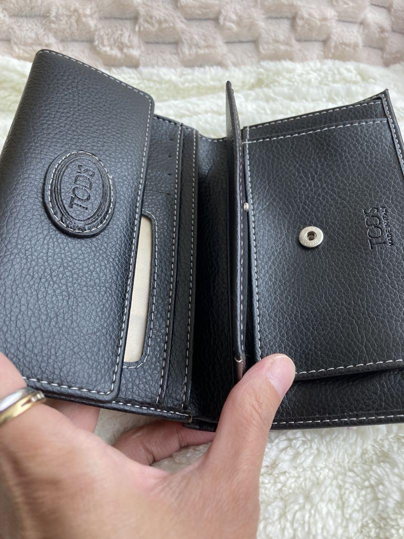 売り切り価格‼️トッズ　二つ折財布　ファスナー.スナップ開閉式　ブラック　レザー