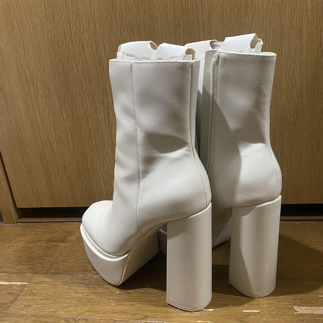 ZARA 厚底　ホワイトブーツ