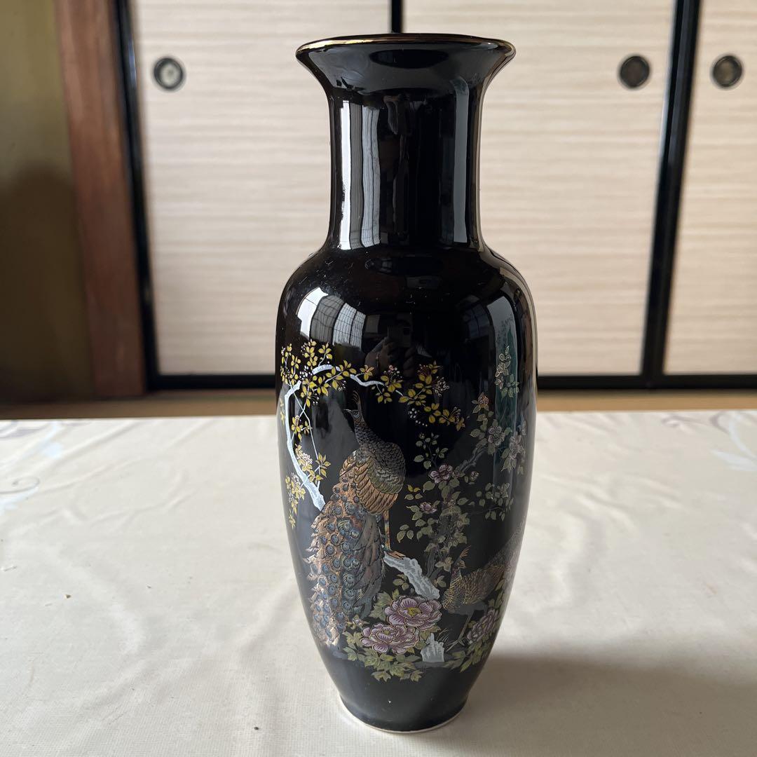 孔雀と花の装飾 陶器花瓶 黒色 陶器製 花瓶 孔雀と花の装飾 九谷焼 - メルカリ