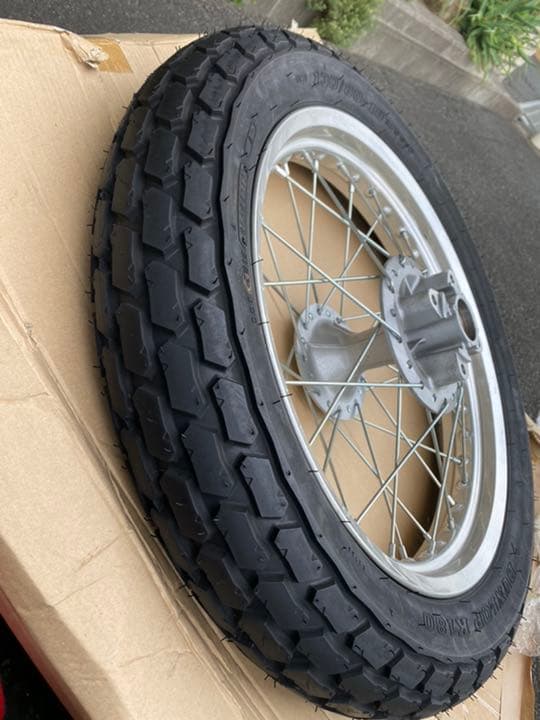 バンバン200のリヤホイールとダウンロップのタイヤのセットです