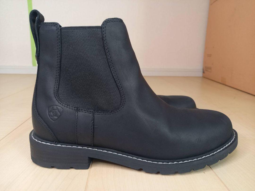 ★ ARIAT