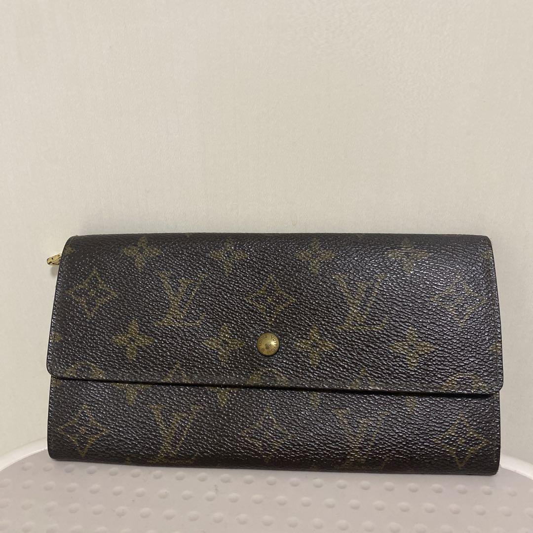 モノグラムデザインのブラウンレザー長財布