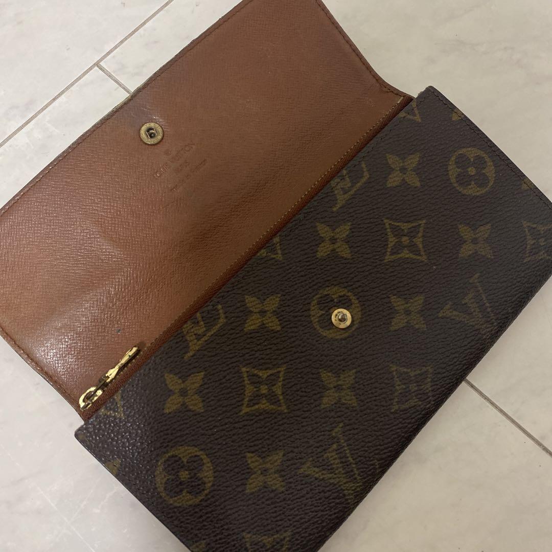 モノグラムデザインのブラウンレザー長財布