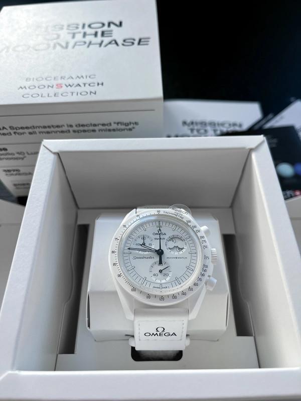 白 Swatch MoonSwatch 腕時計