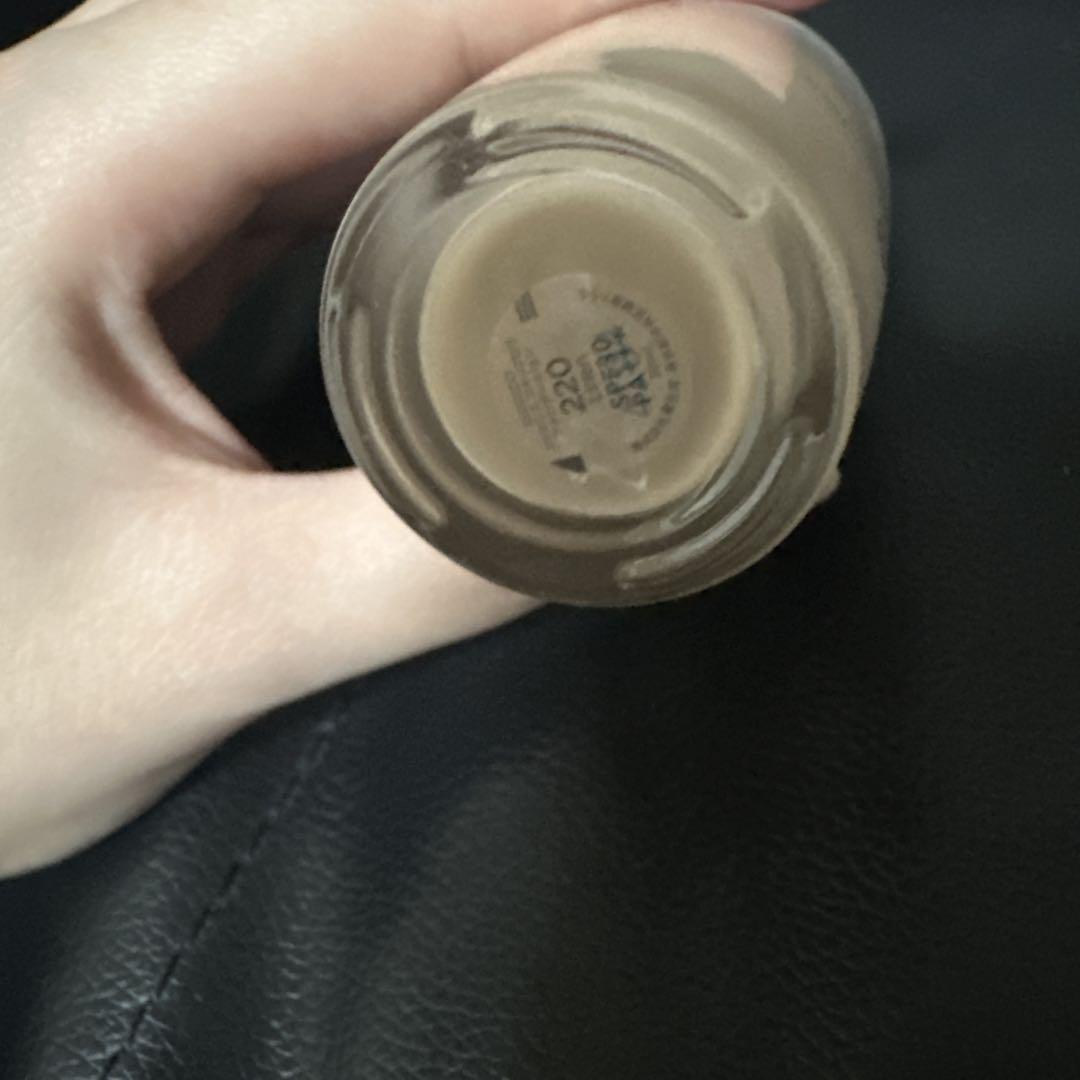 ファンデーション SHISEIDO REVITAL ESSENCE SKIN GLOW 220
