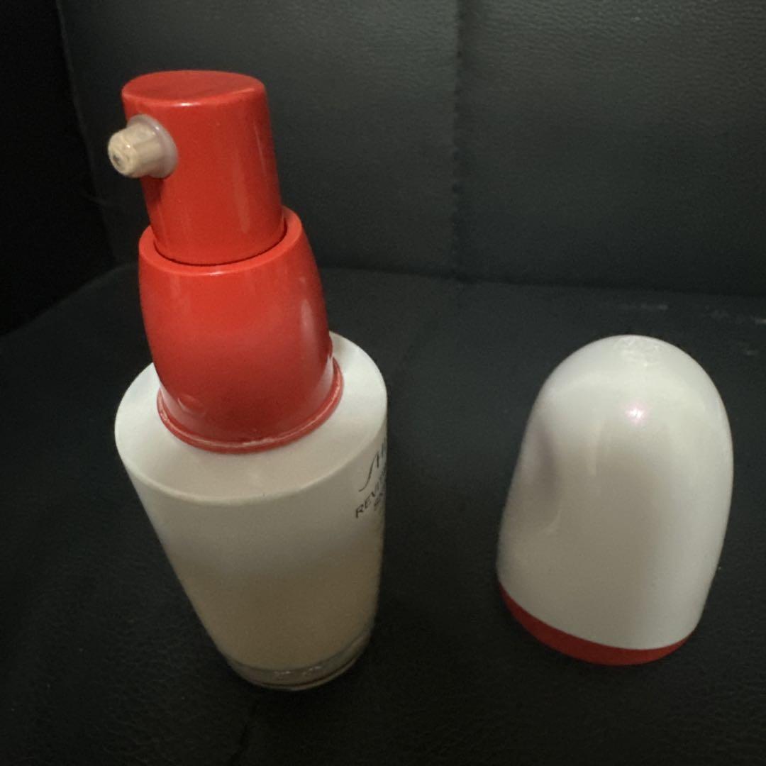 ファンデーション SHISEIDO REVITAL ESSENCE SKIN GLOW 220