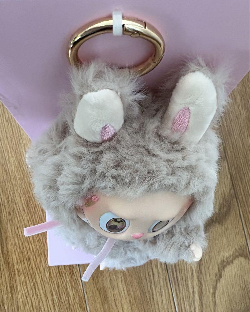 Labubu ピンクリボンAngel ふわふわ　ぬいぐるみ Labubu ZIMOMO ふわふわ ぬいぐるみ ラブブ Angel ピンク - メルカリ