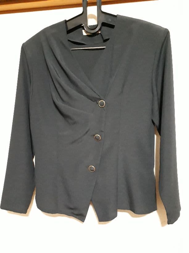 黒のアシンメトリーブラウス