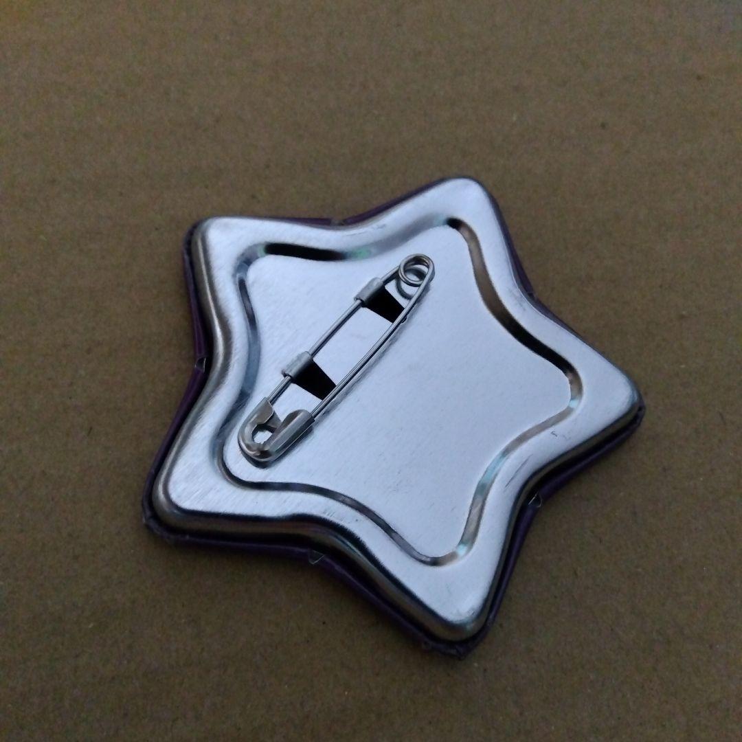 【クレヨンしんちゃん】野原しんのすけ ケツだけ星人 蓄光 星型 缶バッジ クレヨンしんちゃん】野原しんのすけ ケツだけ星人 蓄光 星型 缶