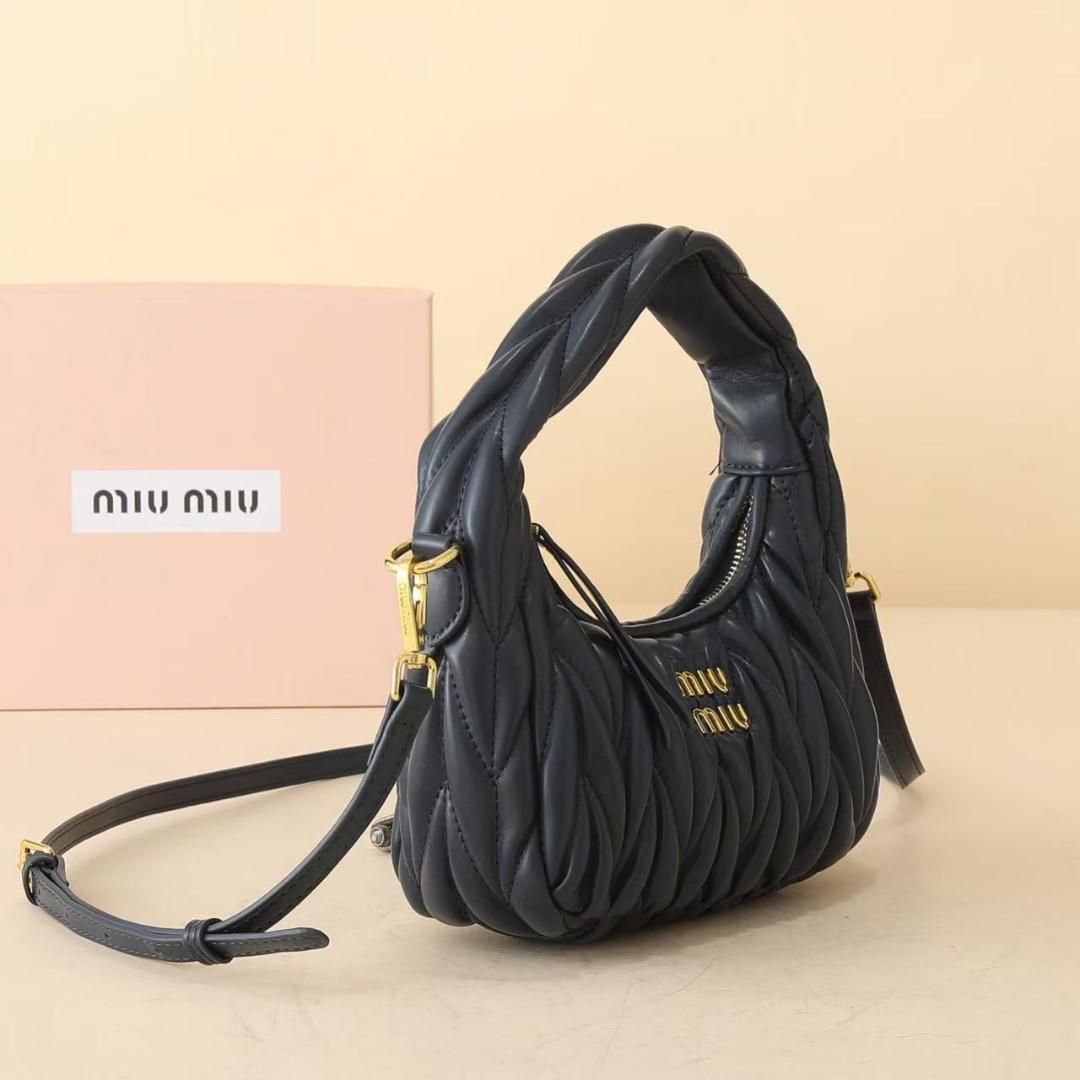 今ならほぼ即納！ MIUMIU ミュウミュウ ショルダーバッグ バッグ