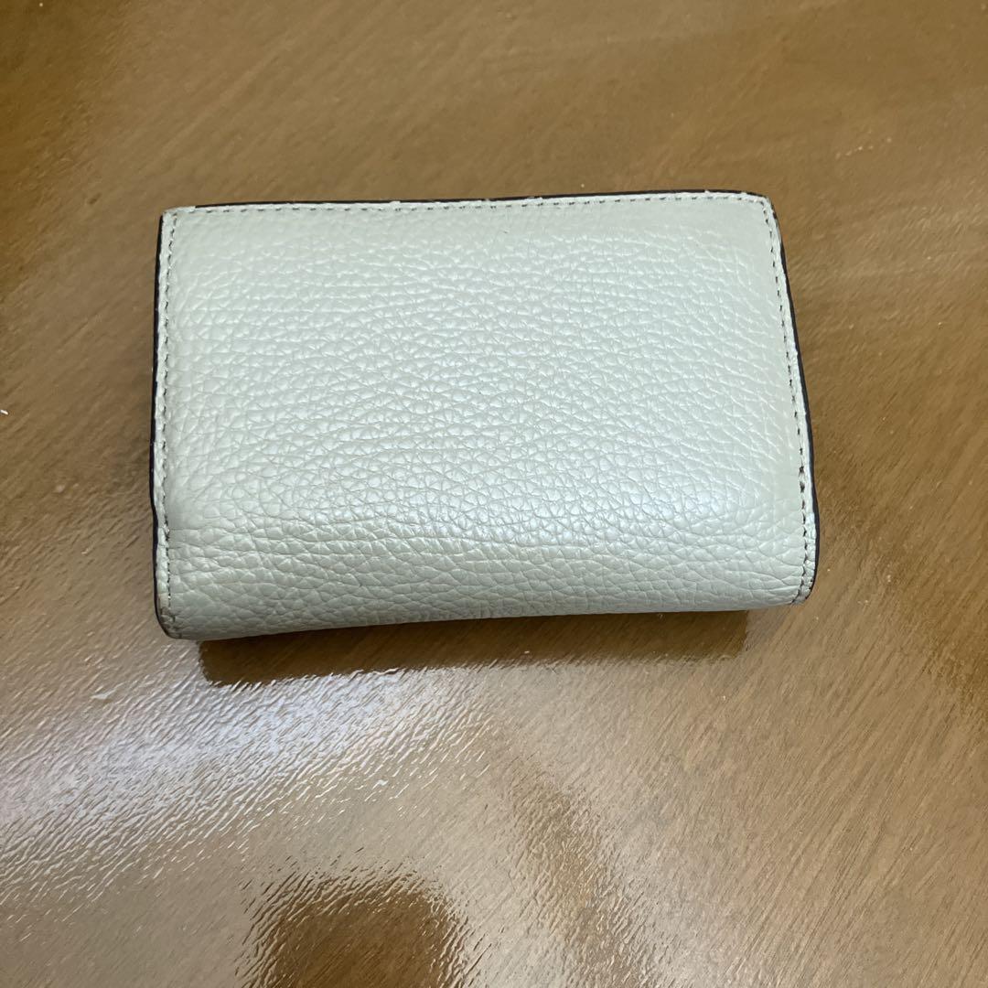 フルラ三つ折り財布