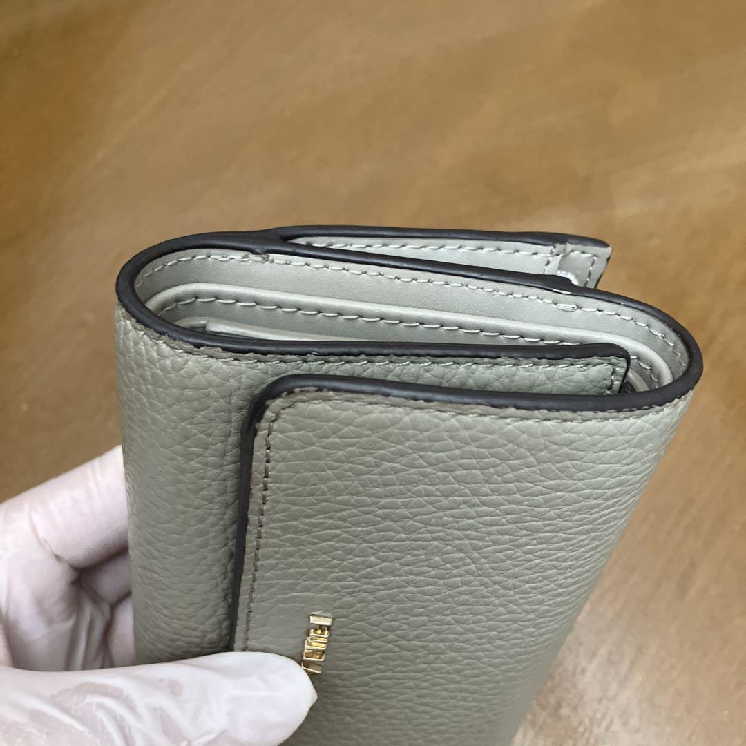 フルラ三つ折り財布