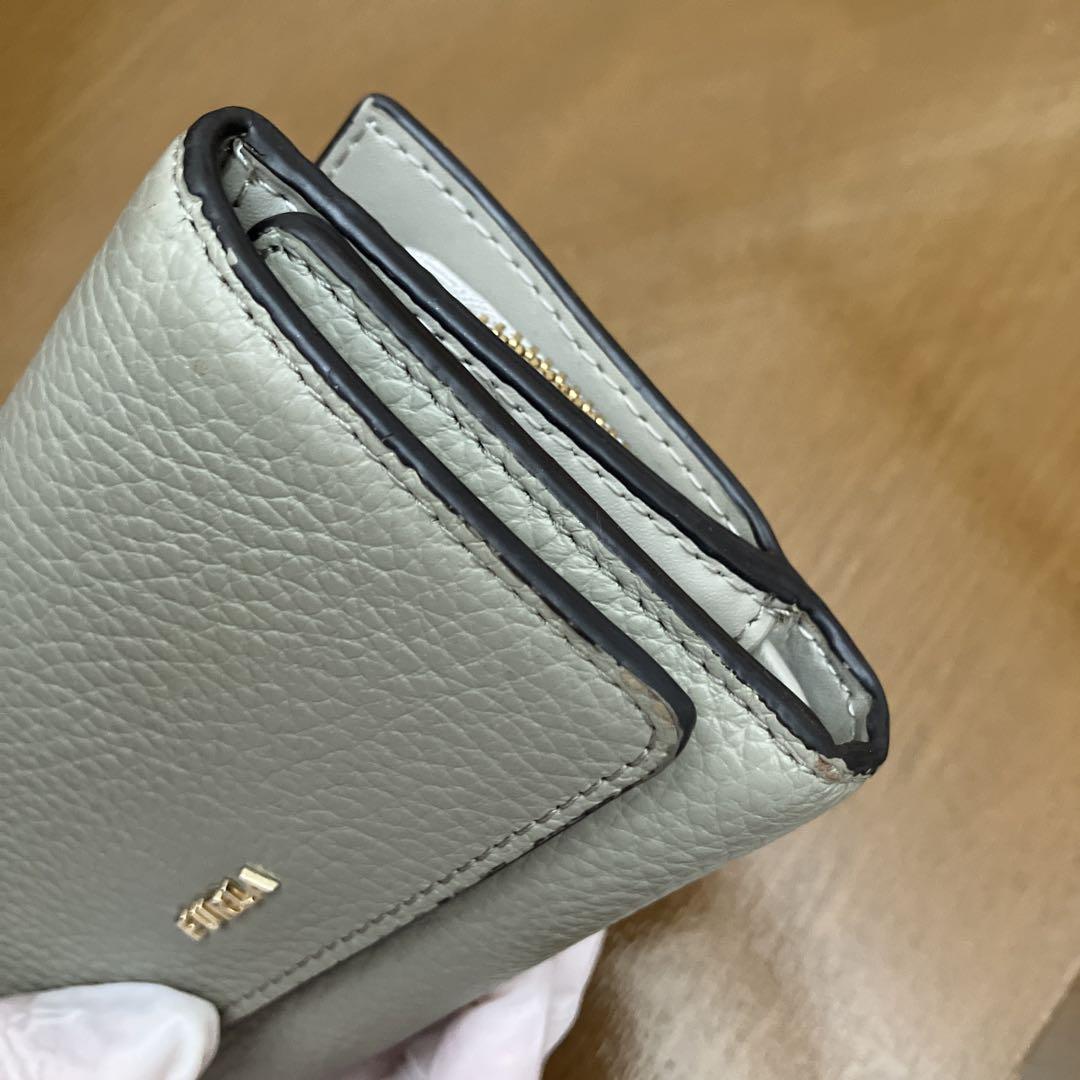 フルラ三つ折り財布