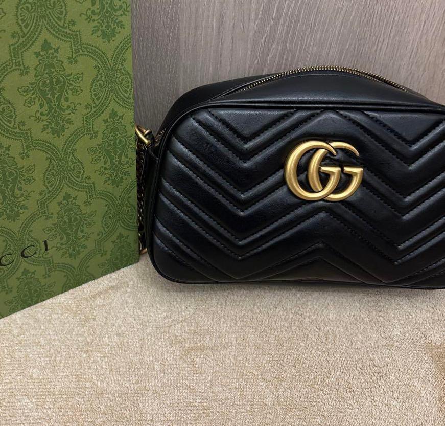GUCCI ブラックショルダーバッグ GGロゴ - メルカリ