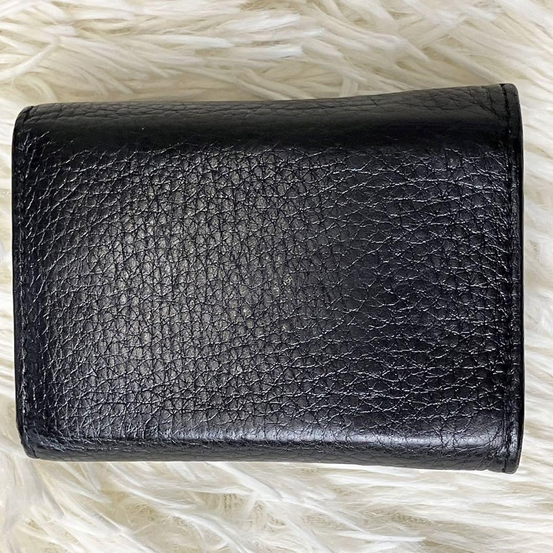 【極美品】プラダ　折り財布　ロゴ金具　レター型　レザー　シボ革　ブラック　黒