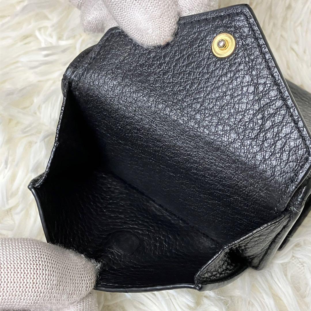 【極美品】プラダ　折り財布　ロゴ金具　レター型　レザー　シボ革　ブラック　黒