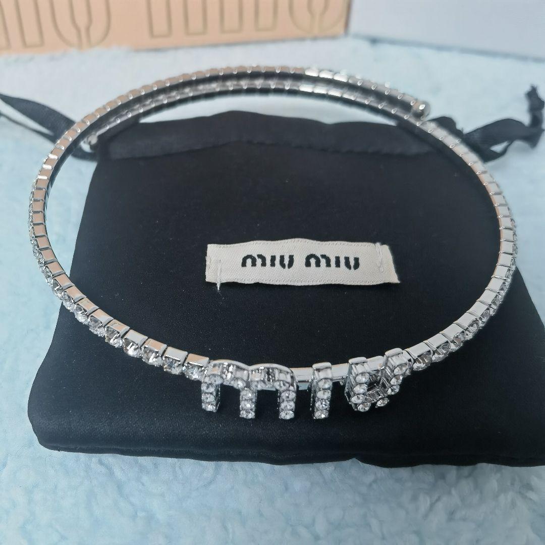 MiuMiu ロゴ&クリスタル付き ネックレス 13,536円