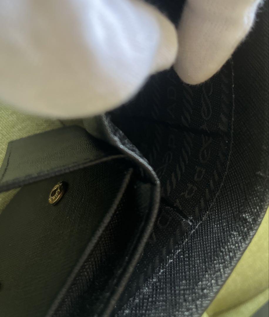 PRADA 二つ折り財布 ブラック レザー