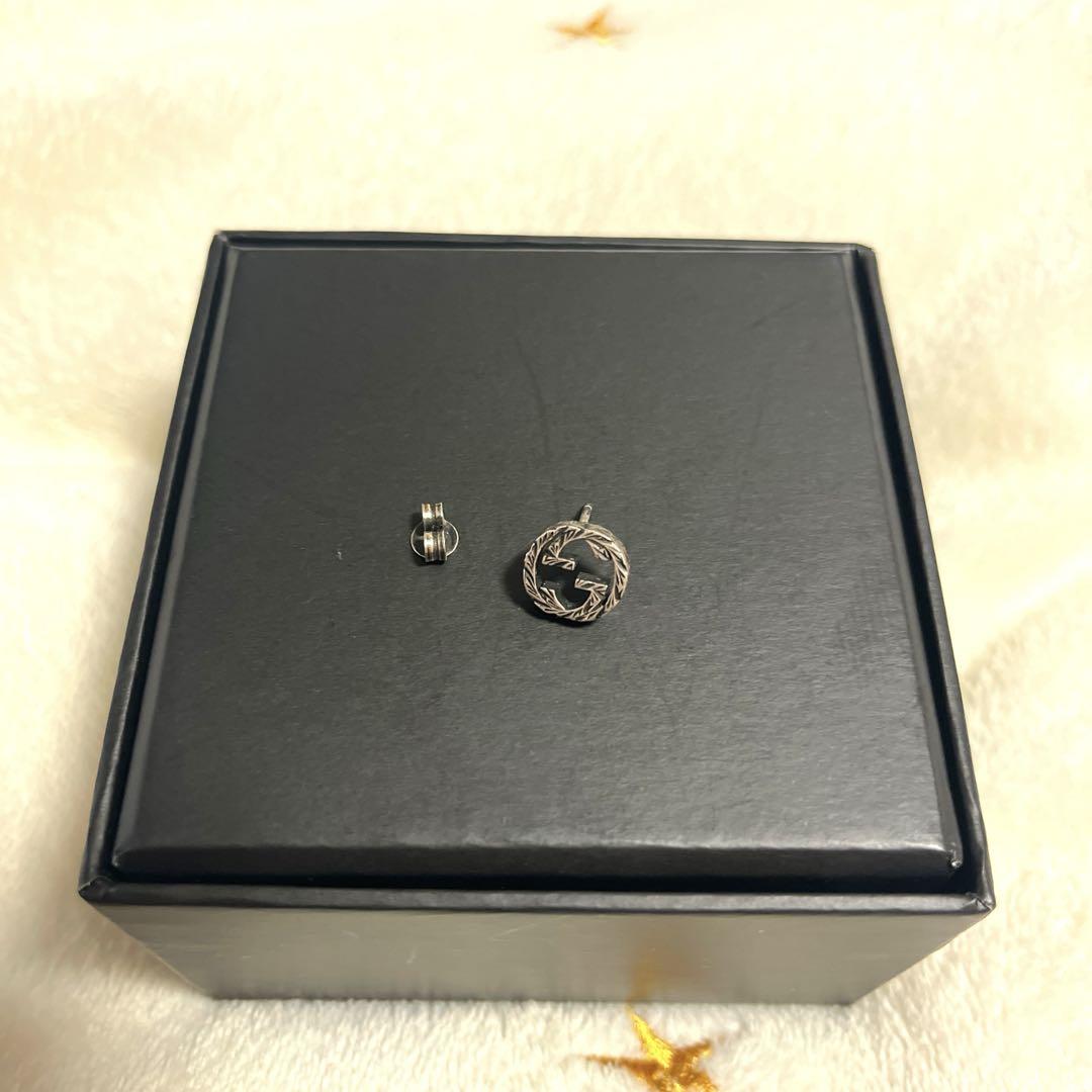 グッチシルバー片耳ピアス
